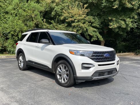 Used 2020 Ford Explorer XLT w/ Equipment Group 202A AWD/4WD image 2