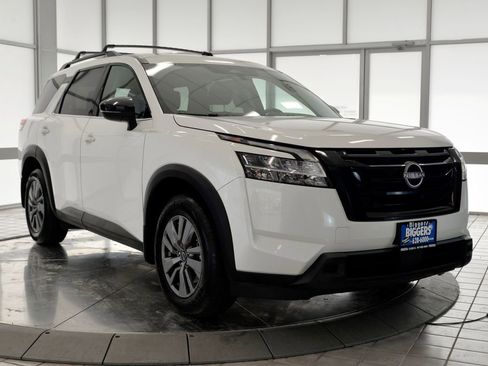 Used 2022 Nissan Pathfinder SV image 2