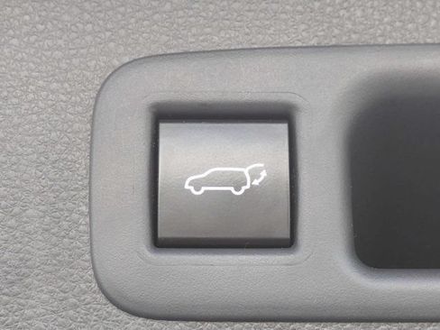 Used 2021 Toyota Highlander XLE AWD/4WD image 12