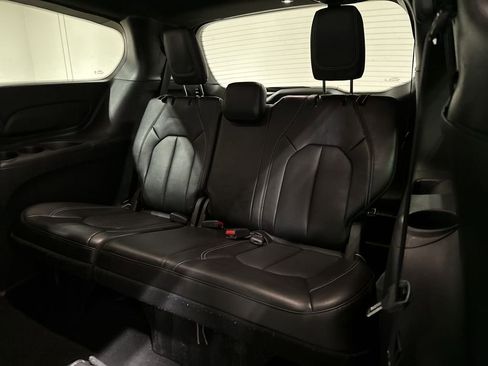Used 2025 Chrysler Pacifica Select image 23
