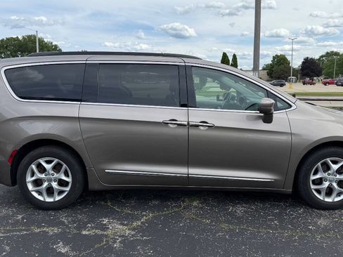 Used 2017 Chrysler Pacifica Touring-L w/ Tire & Wheel Group FWD image 7