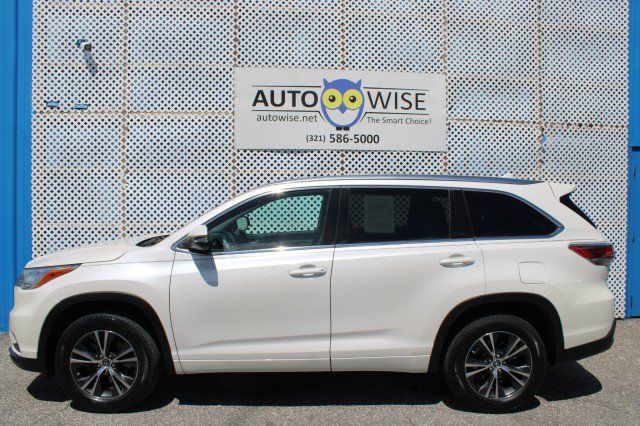 Used 2016 Toyota Highlander XLE FWD image 3