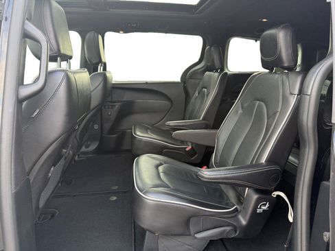 Used 2025 Chrysler Pacifica Limited FWD image 21
