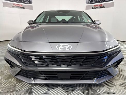 Used 2025 Hyundai Elantra Limited image 10