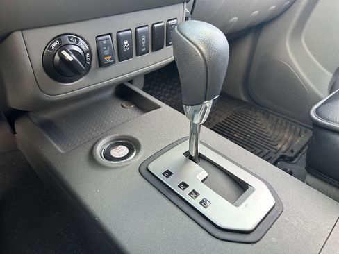 Used 2020 Nissan Frontier SV w/ Midnight Edition Floor Mats image 8