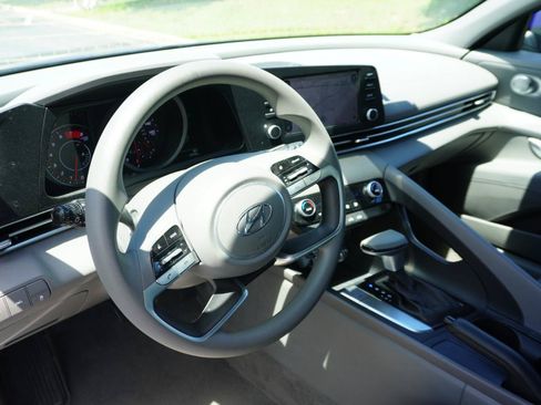 Used 2023 Hyundai Elantra SEL FWD image 11