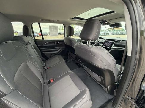 Used 2023 Jeep Grand Cherokee Laredo AWD/4WD image 25
