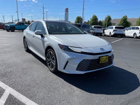 Used 2025 Toyota Camry XLE AWD/4WD image 1