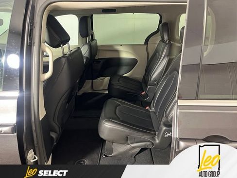 Used 2023 Chrysler Pacifica Touring-L AWD/4WD image 9