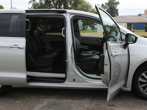 Used 2024 Chrysler Pacifica Select image 9