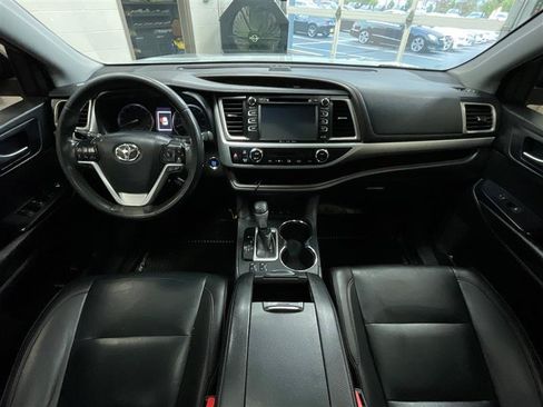 Used 2019 Toyota Highlander XLE AWD/4WD image 27