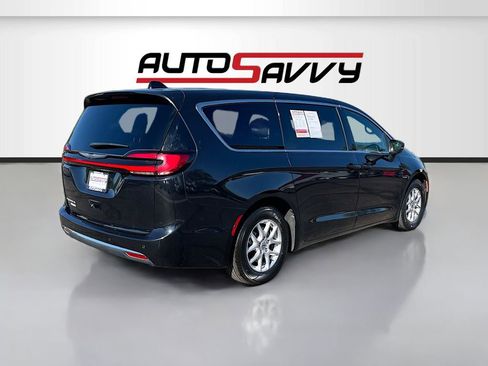 Used 2023 Chrysler Pacifica Touring FWD image 7