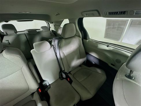 Used 2024 Toyota Sienna LE image 14