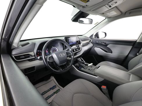 Used 2020 Toyota Highlander LE AWD/4WD image 10