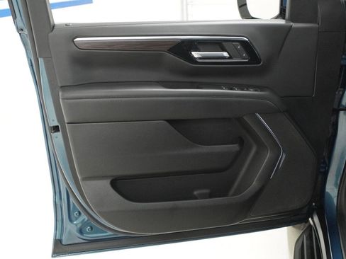 Used 2025 Chevrolet Suburban LS RWD image 24