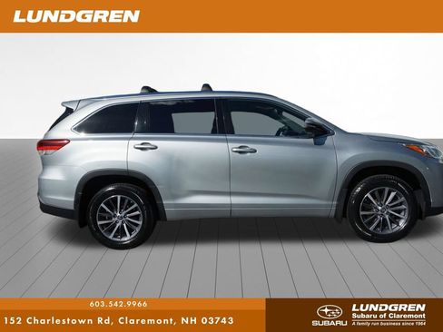 Used 2018 Toyota Highlander XLE w/ Carpet Mat Package (TMS) AWD/4WD image 2