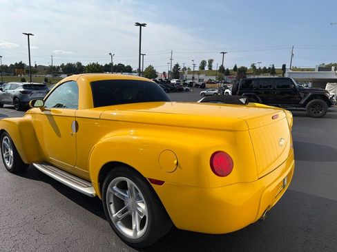 Used 2003 Chevrolet SSR w/ Preferred Equipment Group RWD image 4