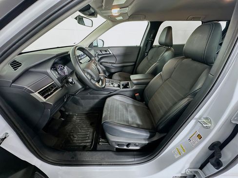 Used 2024 Mitsubishi Outlander SE image 13