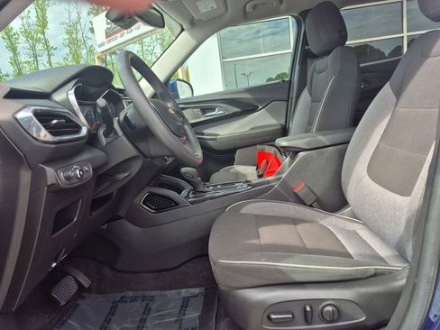 Used 2022 Chevrolet TrailBlazer LT w/ Convenience Package AWD/4WD image 2