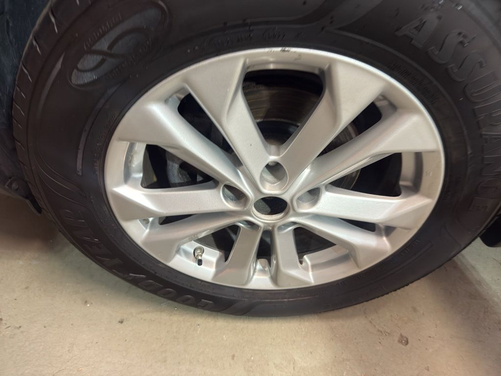 Used 2016 Nissan Rogue SV AWD/4WD image 31