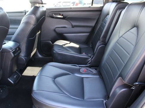 Used 2022 Toyota Highlander XLE AWD/4WD image 44