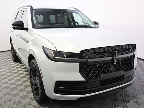 New 2026 Lincoln Navigator Reserve w/ Jet Appearance Package AWD/4WD image 9