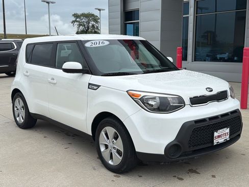 Used 2016 Kia Soul FWD image 2