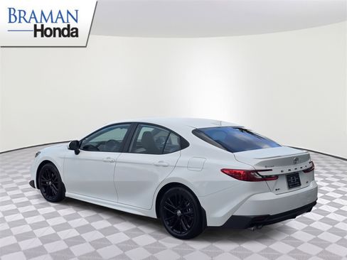 Used 2025 Toyota Camry SE image 3