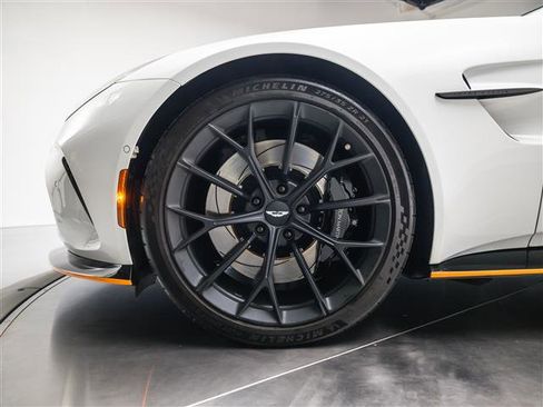 Used 2025 Aston Martin V8 Vantage Coupe image 3