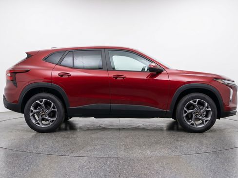 Used 2025 Chevrolet Trax LT FWD image 11