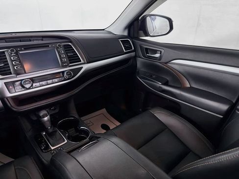 Used 2019 Toyota Highlander XLE AWD/4WD image 23