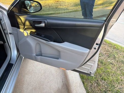 Used 2014 Toyota Camry LE image 18