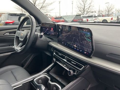 Used 2025 Chevrolet Traverse LT image 38