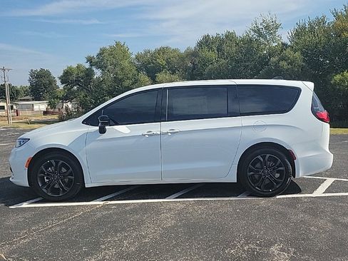 New 2026 Chrysler Pacifica Select image 4