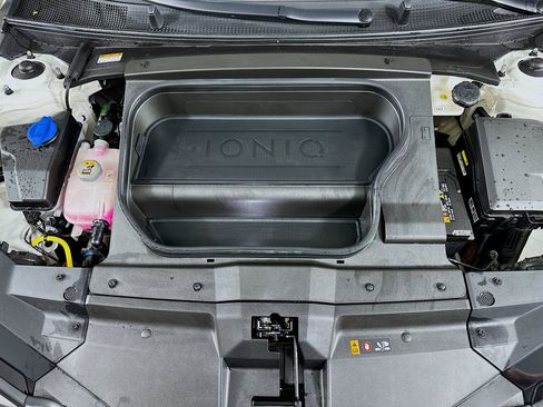 Used 2024 Hyundai Ioniq 6 SE RWD image 33