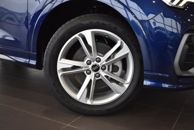 Used 2024 Audi Q3 2.0T Premium w/ Convenience Package AWD/4WD image 2