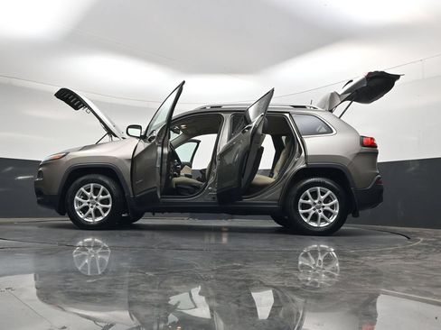 Used 2018 Jeep Cherokee Latitude w/ Cold Weather Group AWD/4WD image 52
