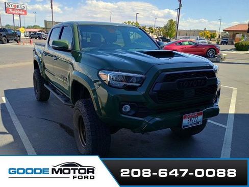 Used 2022 Toyota Tacoma TRD Sport w/ TRD Premium Sport Package AWD/4WD image 4