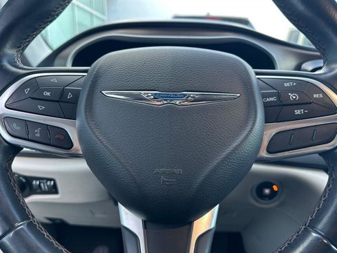 Used 2017 Chrysler Pacifica Touring-L image 26