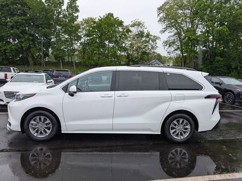 Used 2024 Toyota Sienna LE w/ LE Plus Package AWD/4WD image 3