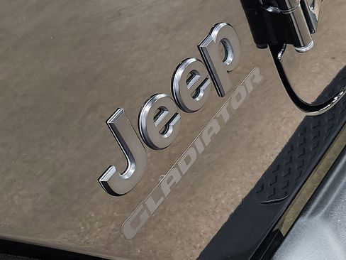 Used 2021 Jeep Gladiator Sport image 25