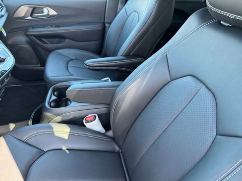 New 2026 Chrysler Pacifica Select AWD/4WD image 11