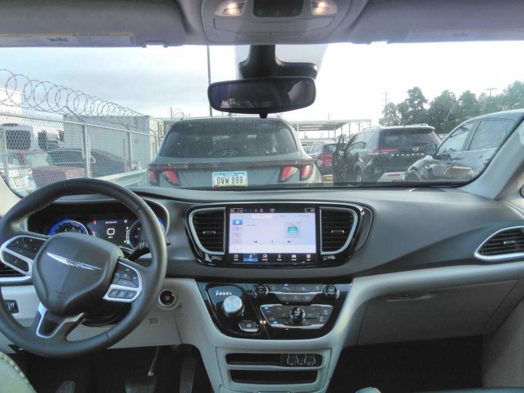 Used 2024 Chrysler Pacifica Touring-L FWD image 9