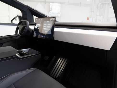 Used 2024 Tesla Cybertruck AWD Crew Cab image 35