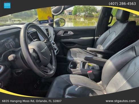 Used 2018 Chrysler Pacifica Touring-L w/ Premium Audio Group FWD image 13