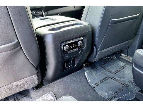 Used 2022 Chevrolet Tahoe Z71 w/ Luxury Package AWD/4WD image 10