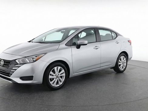 Used 2025 Nissan Versa SV image 3