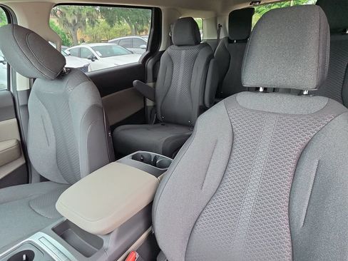 New 2027 Kia Carnival LX FWD image 23
