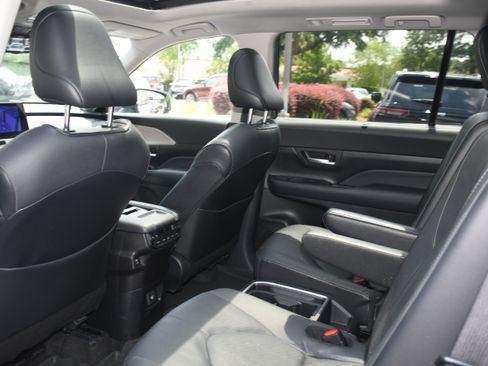 Certified 2024 Toyota Grand Highlander AWD image 17