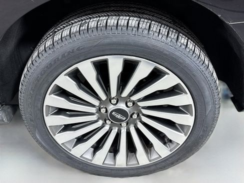 Used 2019 Lincoln Navigator Reserve image 32